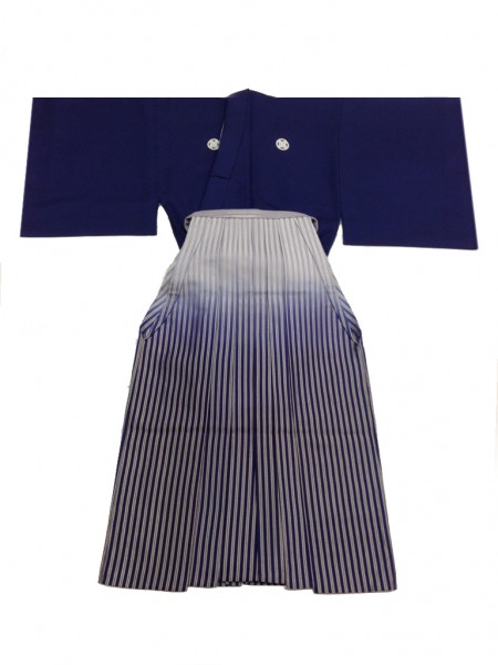 茄子紺刺子の紋服に茄子紺縞ぼかしの袴を合わせて、若々しい印象