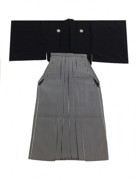 最も正式な紋付羽織袴です。 黒正絹の紋服と仙台平の組み合わせ
