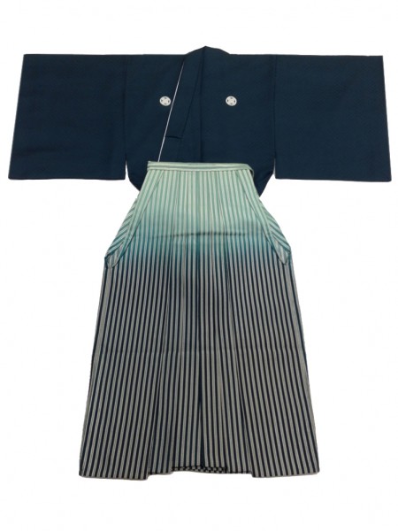 グリーン刺子の紋服にグリーン縞ぼかしの袴を合わせてシックな印象